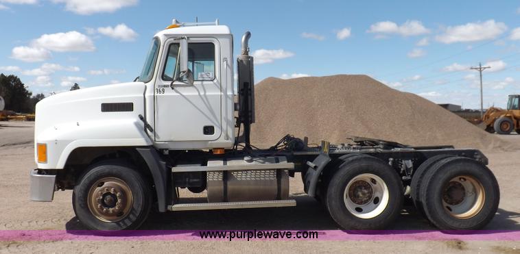 image for item H9072 2001 Mack CH613 semi truck