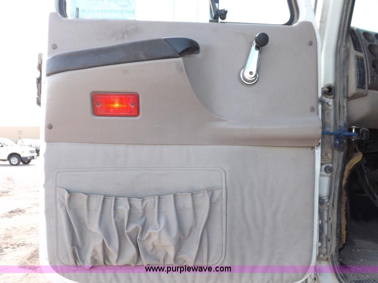 image for item H9072 2001 Mack CH613 semi truck