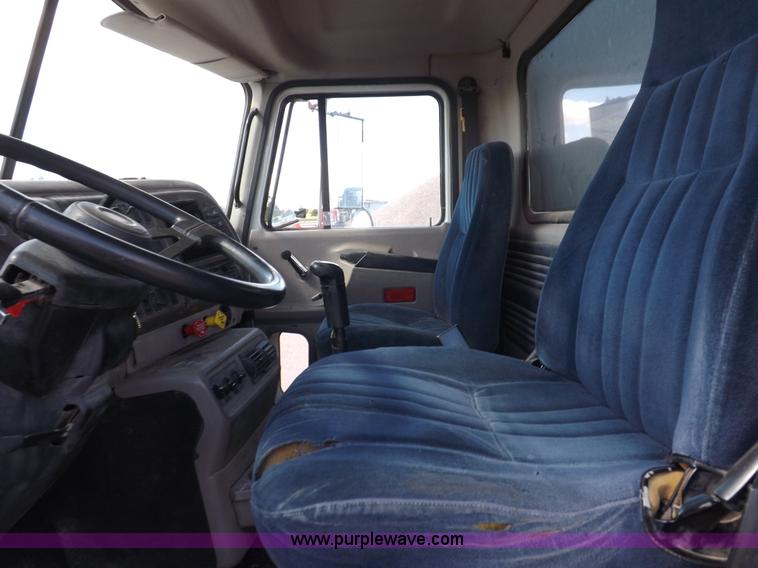 image for item H9072 2001 Mack CH613 semi truck