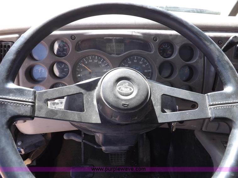 image for item H9072 2001 Mack CH613 semi truck