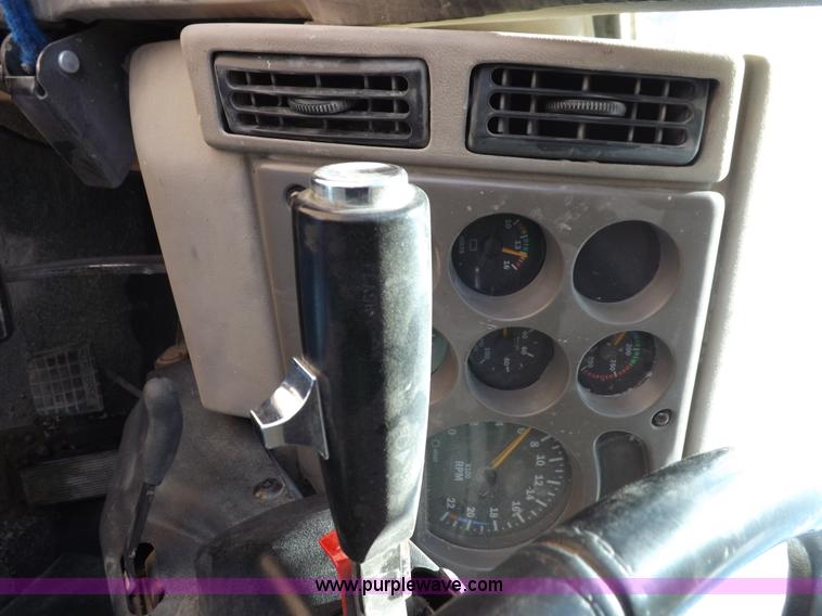 image for item H9072 2001 Mack CH613 semi truck