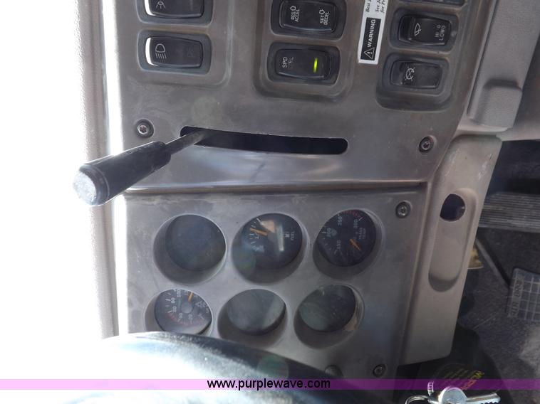 image for item H9072 2001 Mack CH613 semi truck