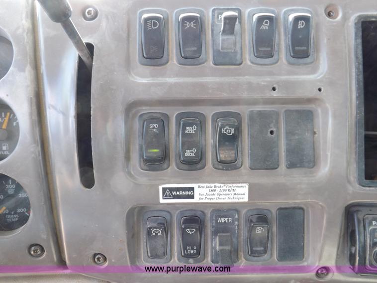 image for item H9072 2001 Mack CH613 semi truck