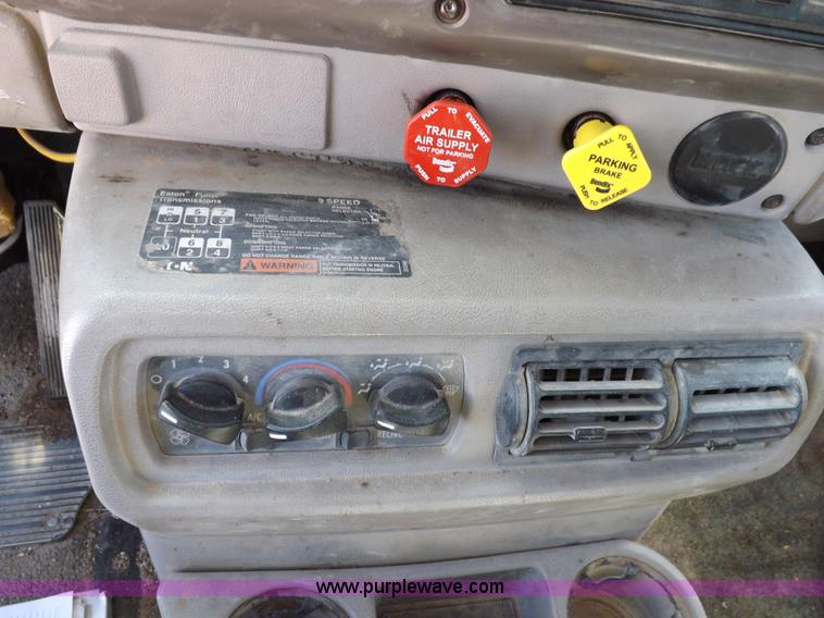 image for item H9072 2001 Mack CH613 semi truck