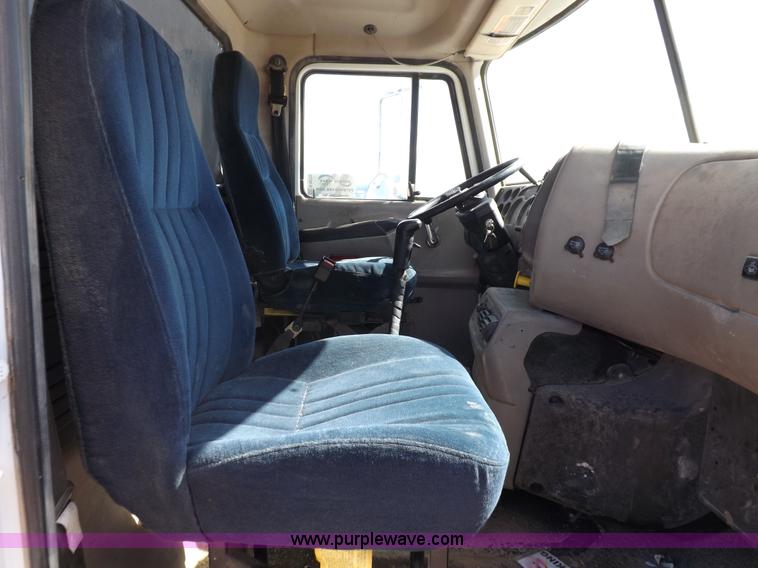 image for item H9072 2001 Mack CH613 semi truck