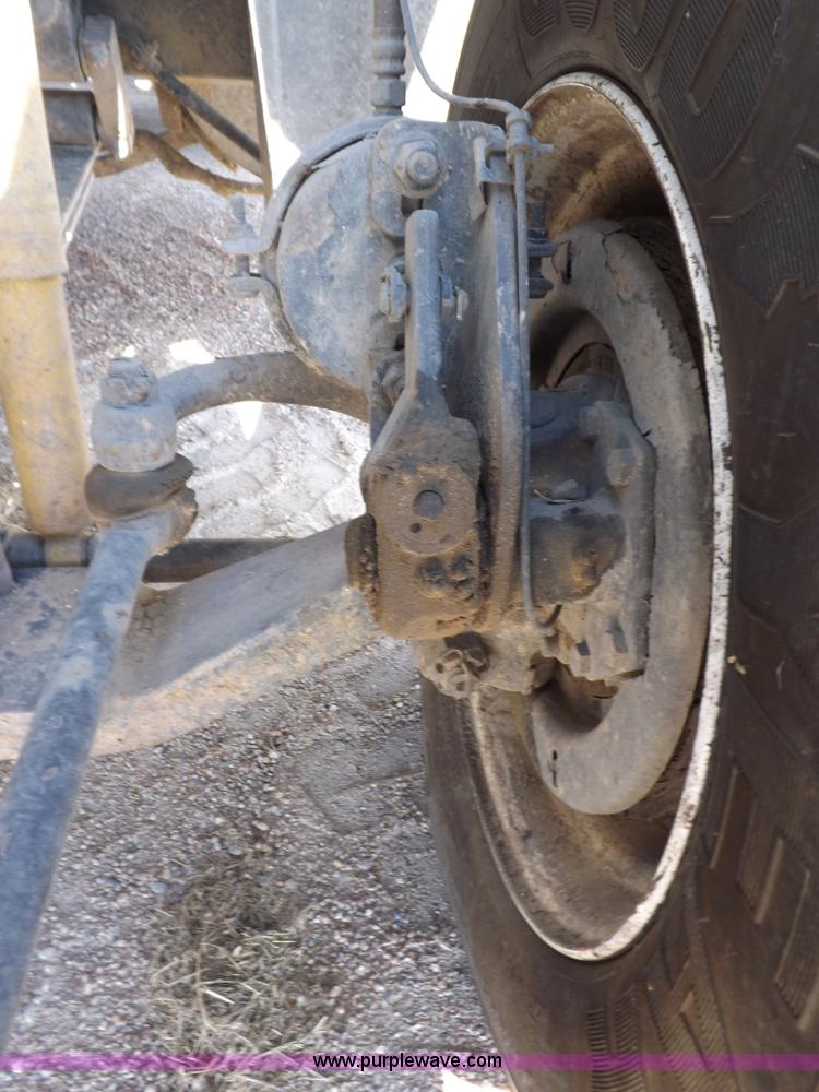 image for item H9072 2001 Mack CH613 semi truck