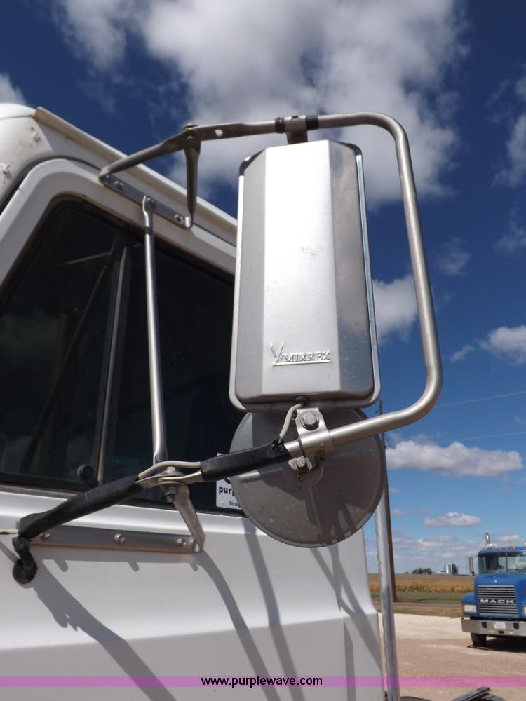 image for item H9072 2001 Mack CH613 semi truck