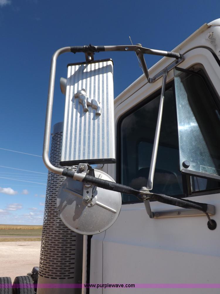 image for item H9072 2001 Mack CH613 semi truck