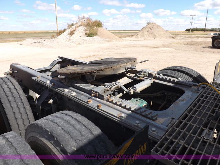 image for item H9072 2001 Mack CH613 semi truck