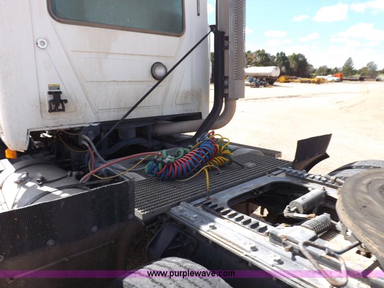 image for item H9072 2001 Mack CH613 semi truck