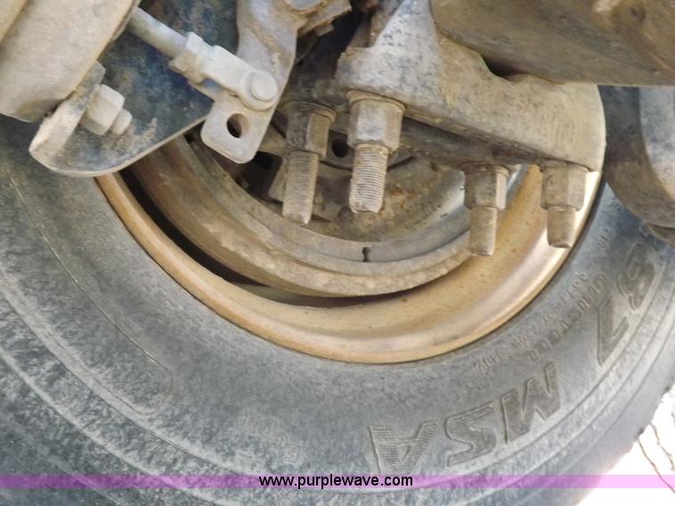 image for item H9072 2001 Mack CH613 semi truck