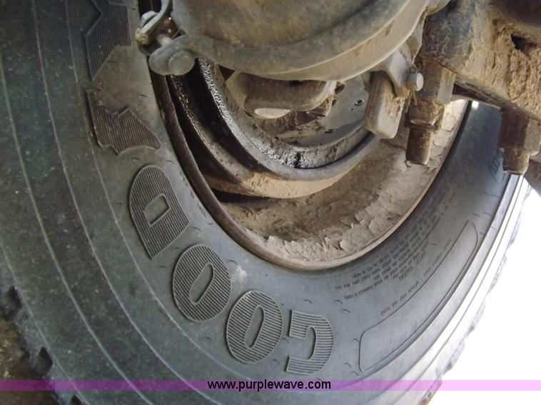 image for item H9072 2001 Mack CH613 semi truck