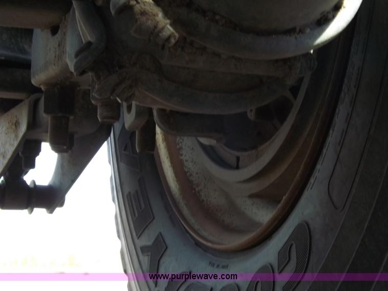 image for item H9072 2001 Mack CH613 semi truck