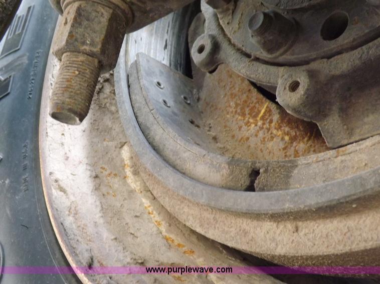 image for item H9072 2001 Mack CH613 semi truck