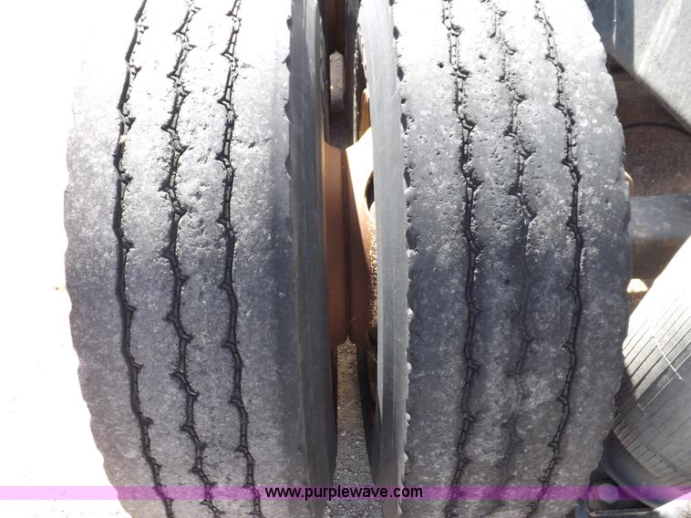 image for item H9072 2001 Mack CH613 semi truck