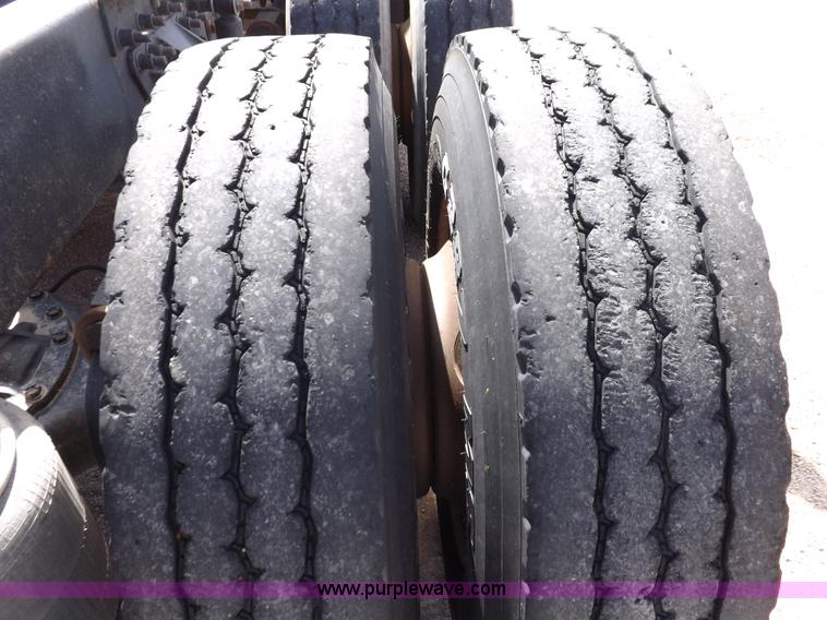 image for item H9072 2001 Mack CH613 semi truck