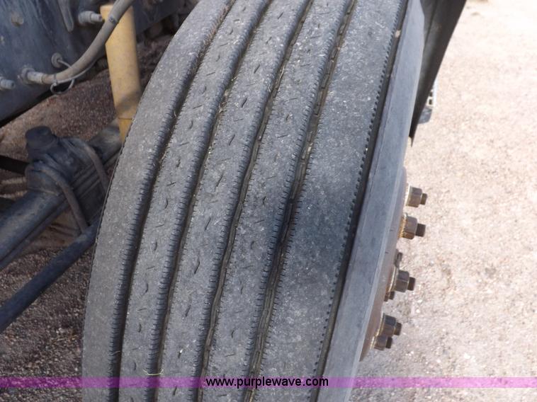 image for item H9072 2001 Mack CH613 semi truck