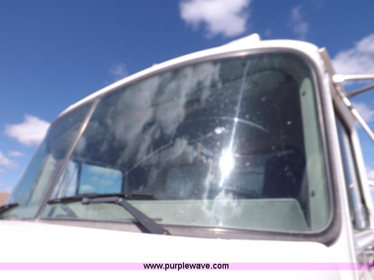 image for item H9072 2001 Mack CH613 semi truck