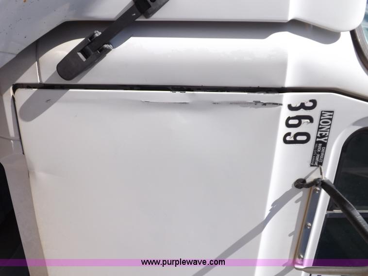 image for item H9072 2001 Mack CH613 semi truck