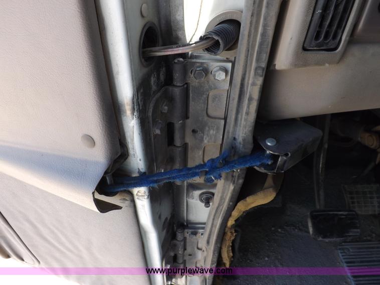 image for item H9072 2001 Mack CH613 semi truck