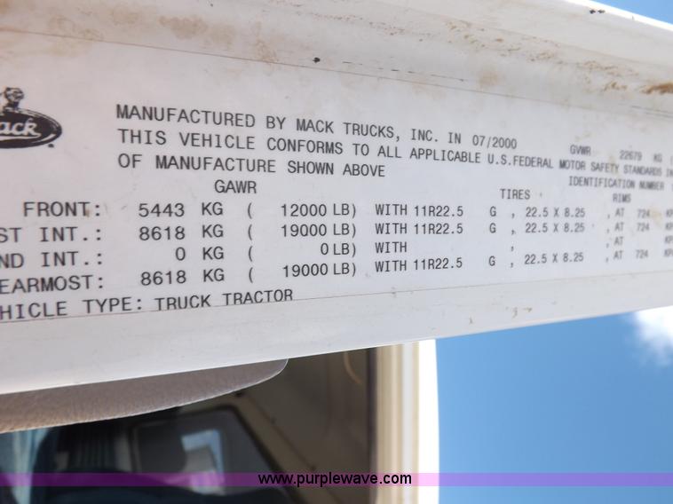 image for item H9072 2001 Mack CH613 semi truck