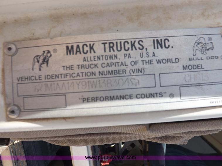 image for item H9072 2001 Mack CH613 semi truck