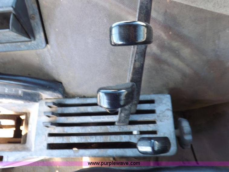 image for item H9095 1983 John Deere 4650 MFWD tractor