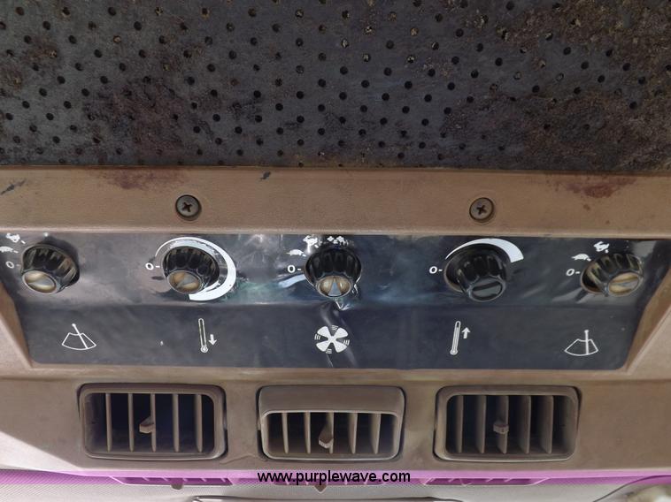 image for item H9095 1983 John Deere 4650 MFWD tractor