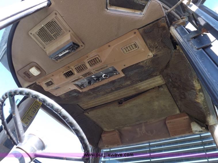 image for item H9095 1983 John Deere 4650 MFWD tractor