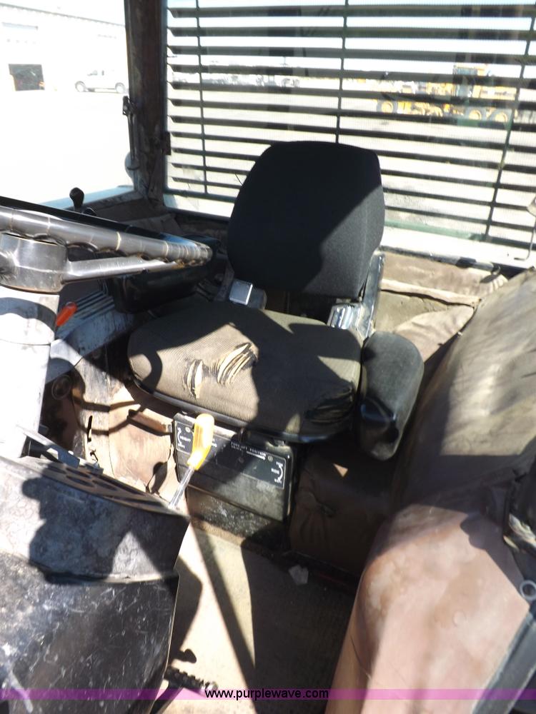 image for item H9095 1983 John Deere 4650 MFWD tractor