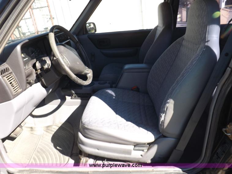 image for item H9097 1998 Jeep Cherokee SE SUV