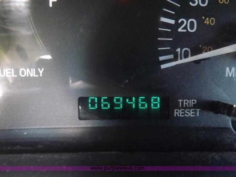 image for item H9097 1998 Jeep Cherokee SE SUV