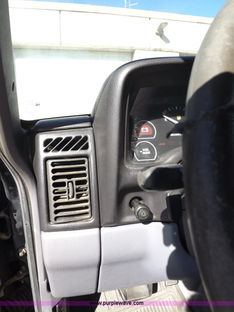 image for item H9097 1998 Jeep Cherokee SE SUV