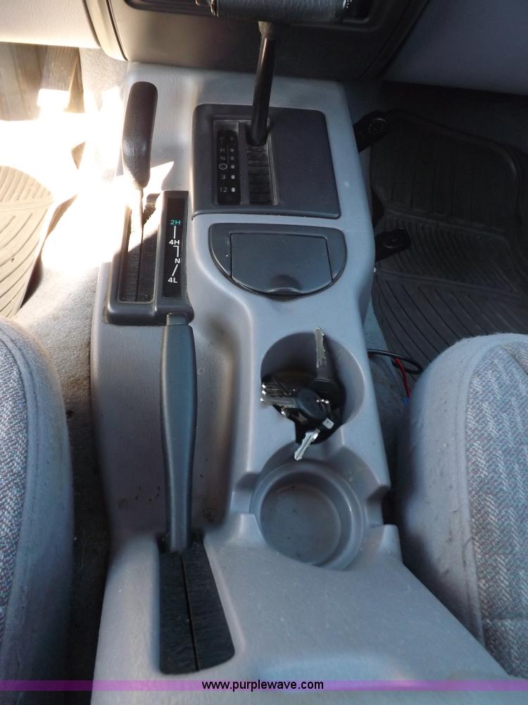 image for item H9097 1998 Jeep Cherokee SE SUV