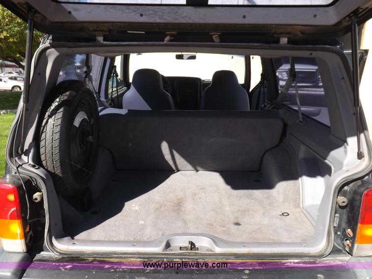 image for item H9097 1998 Jeep Cherokee SE SUV