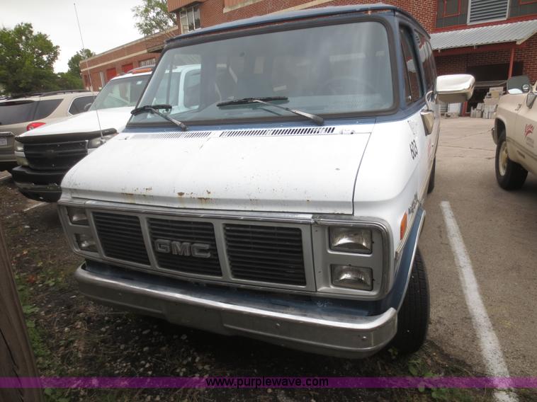 image for item I2216 1990 GMC Rally G2500 STX van