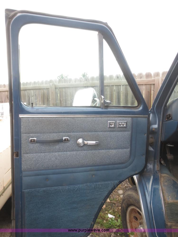 image for item I2216 1990 GMC Rally G2500 STX van
