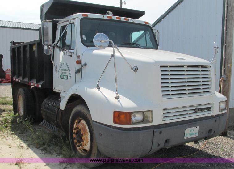 image for item I3221 1996 International 8200 dump truck