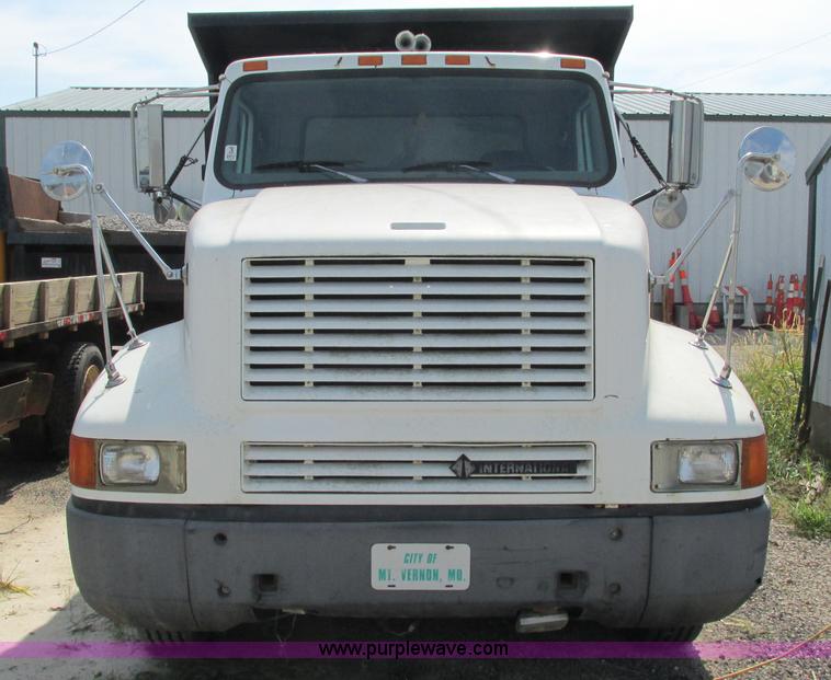 image for item I3221 1996 International 8200 dump truck