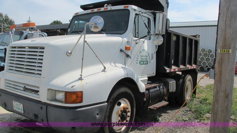 image for item I3221 1996 International 8200 dump truck