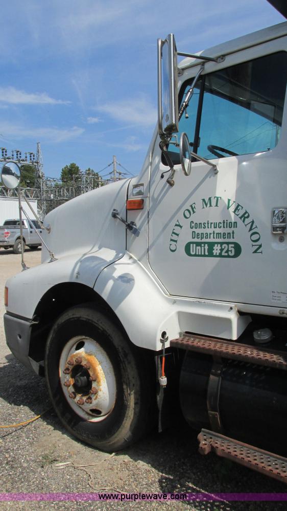 image for item I3221 1996 International 8200 dump truck