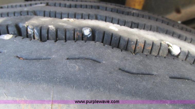 image for item I3221 1996 International 8200 dump truck