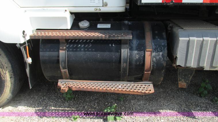 image for item I3221 1996 International 8200 dump truck