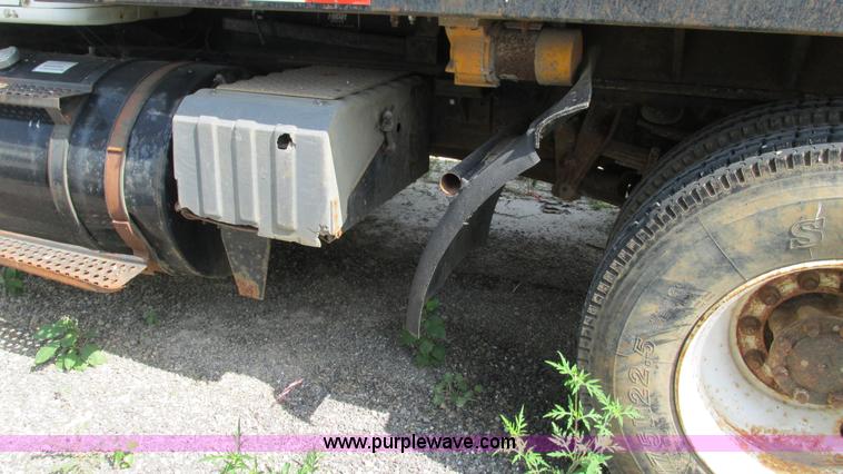 image for item I3221 1996 International 8200 dump truck