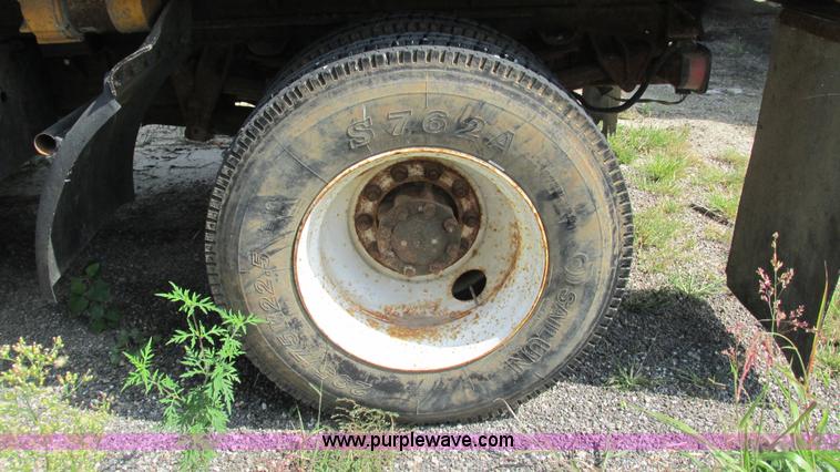 image for item I3221 1996 International 8200 dump truck