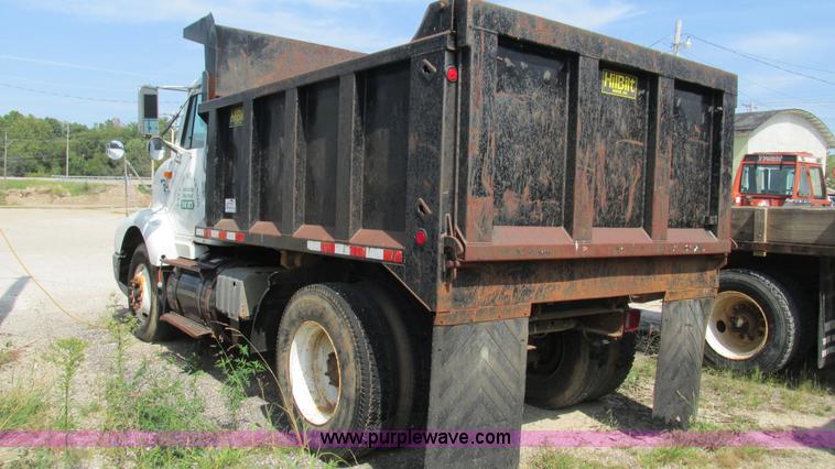 image for item I3221 1996 International 8200 dump truck