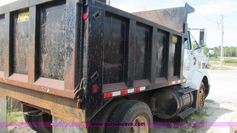 image for item I3221 1996 International 8200 dump truck