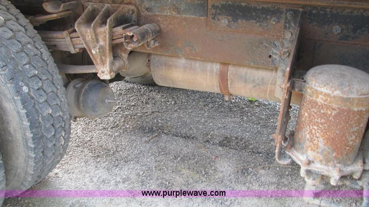 image for item I3221 1996 International 8200 dump truck