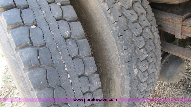 image for item I3221 1996 International 8200 dump truck