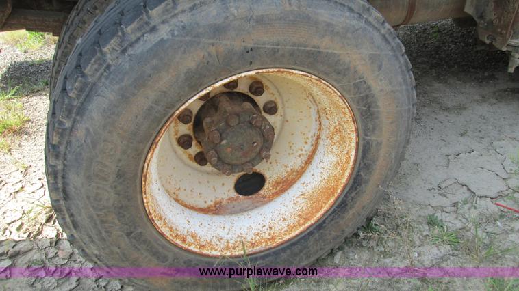 image for item I3221 1996 International 8200 dump truck